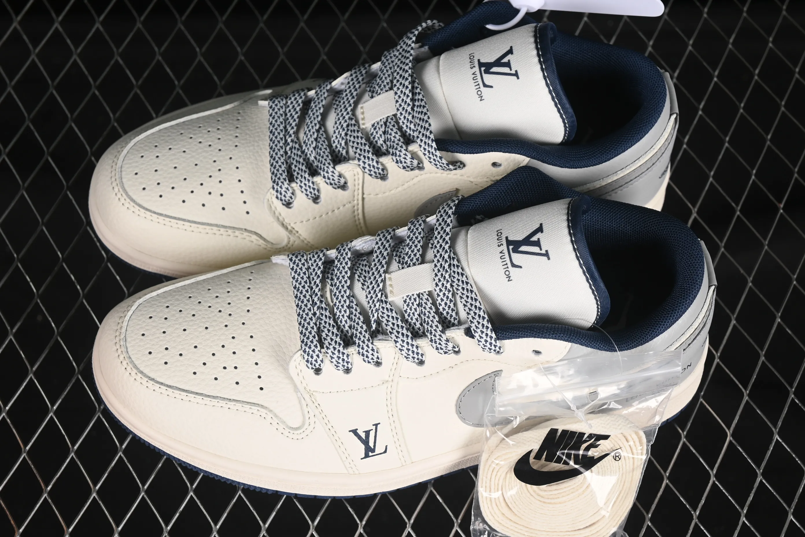 All categories Air Jordan Jordan series basketball shoes Air Jordan 1 Low High-end customized low-top sneakers Air Jordan 1 Low AJ1 Joe 1 LV co-branded ash three-dimensional hook High-end customized low-top retro basketball shoes XS6086-557